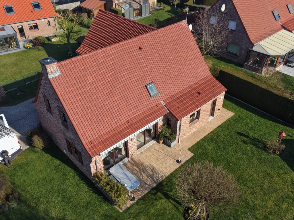 Couvreur Santes démoussage : toiture en tuiles traitée contre les mousses et lichens