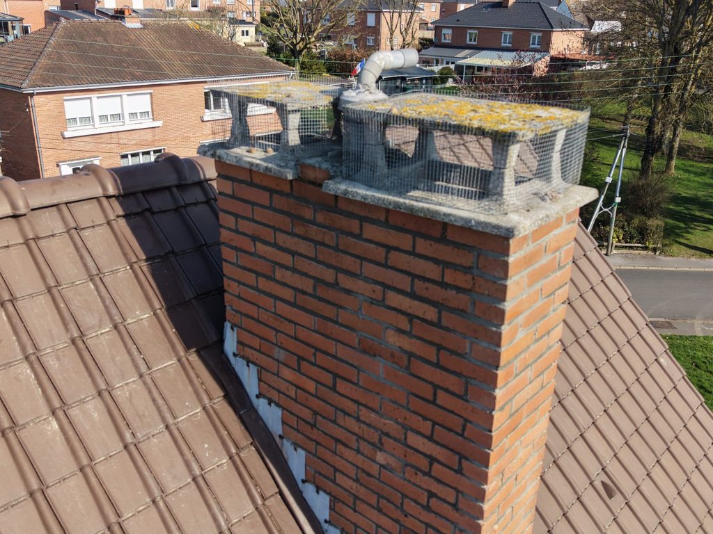 Couvreur Lapugnoy cheminée : souche en briques aux joints repris et traitée à l'hydrofuge