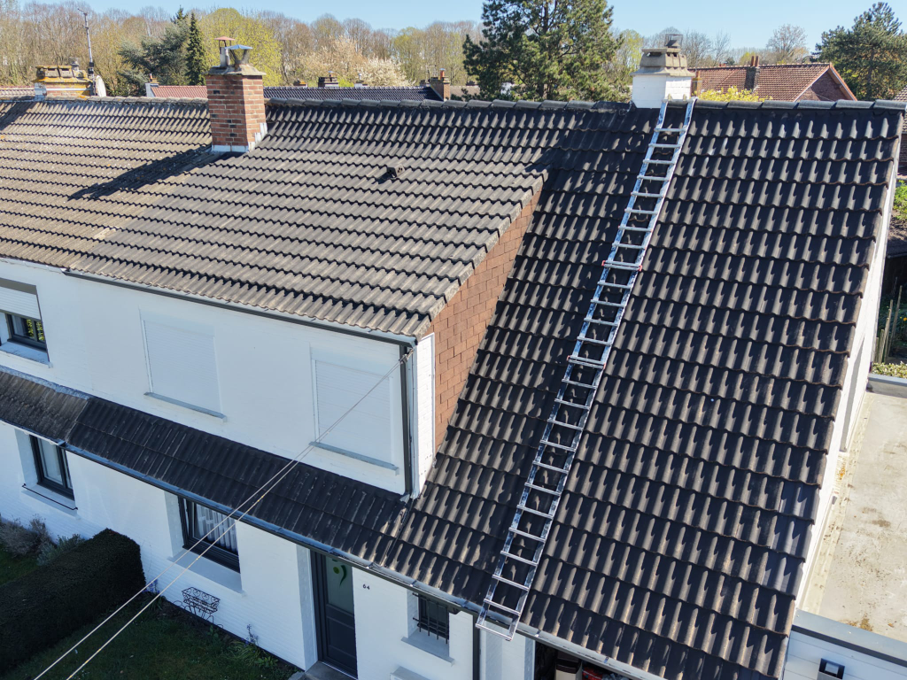 Toiture de la maison pendant le chantier de nettoyage et hydrofuge à Seclin