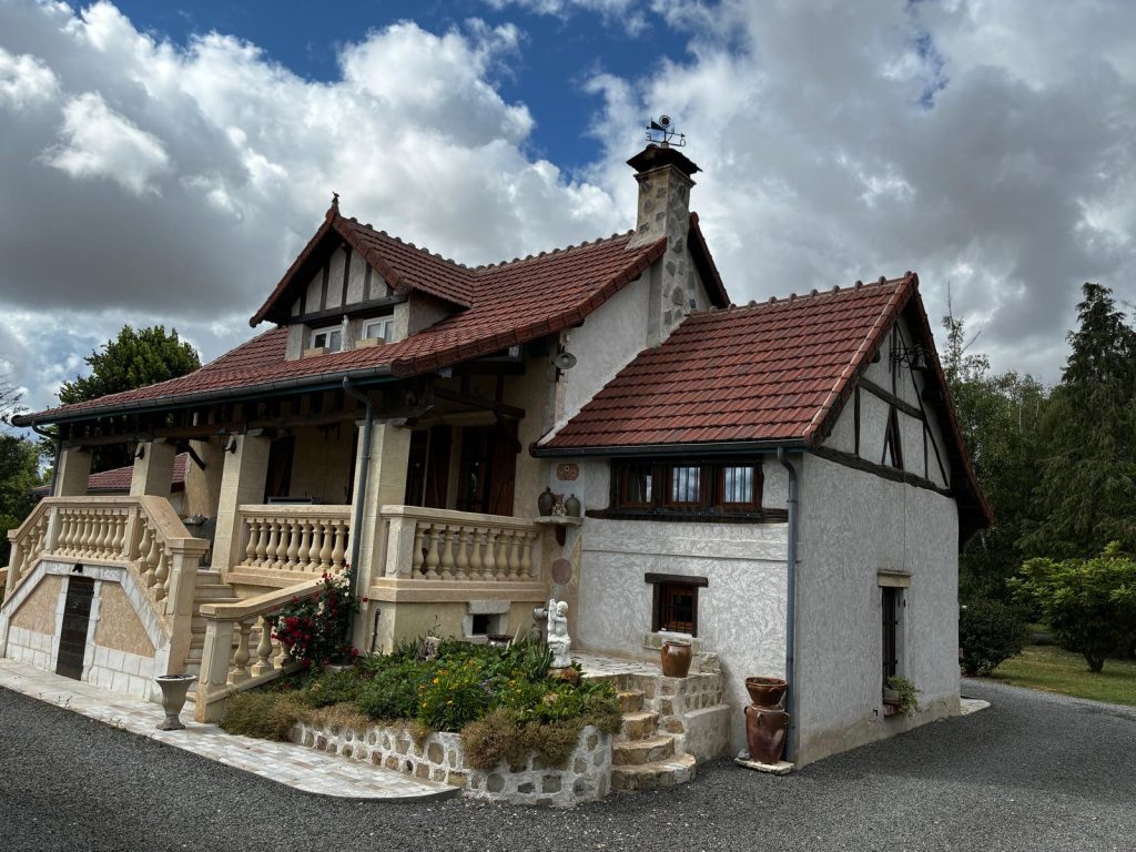 Maison à pans de bois après démoussage à Gondecourt, tuile terre cuite ravivée