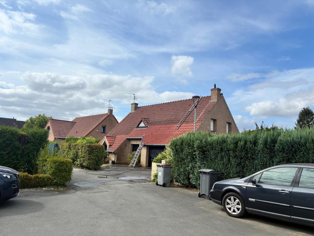 Chantier de nettoyage de toiture à Santes : échelle sur le pignon et lance haute pression